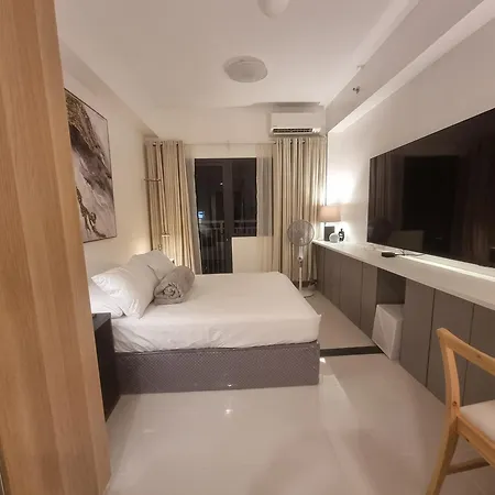 Luxe Hotel-Style Suite Stay At Ayala Ave