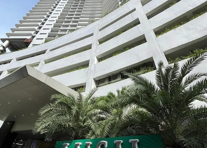 Luxe Hotel-style At Ayala Ave Aparthotel 3*
